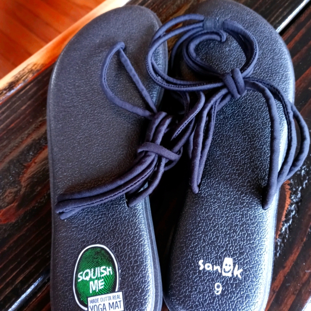 Sanuk women's  sandals new!!